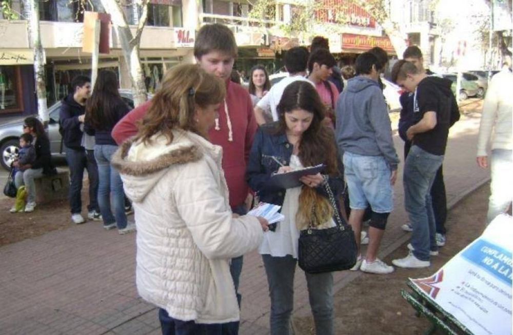 El FAP junta firmas contra la �re-reelecci�n�
