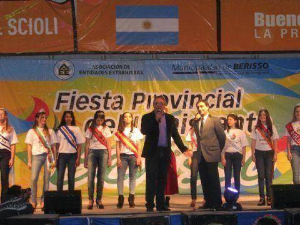 Comenz� el patio de comidas y bailes de las colectividades