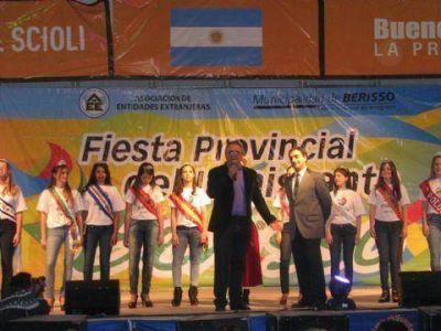 Comenz� el patio de comidas y bailes de las colectividades