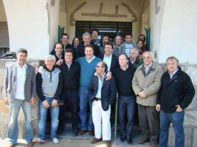 Mariotto junt� a alcaldes y va por el campo