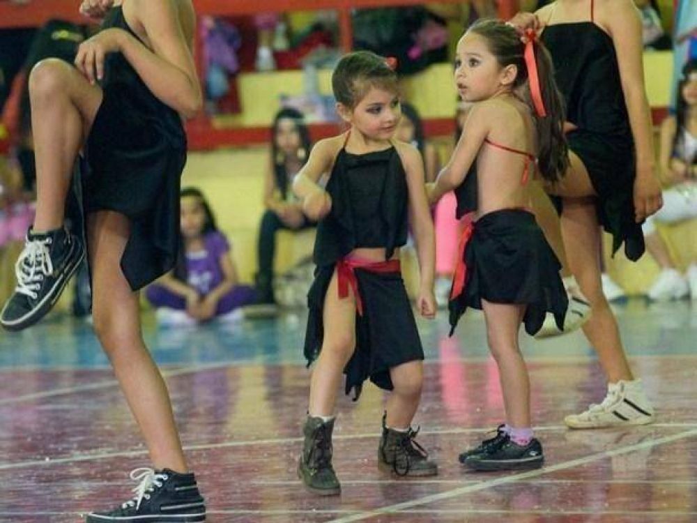 Ni�os de 50 escuelas, en un encuentro de ritmo y danzas
