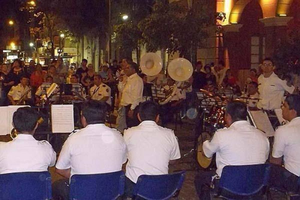 La Banda de M�sica policial se sum� a la celebraci�n con un recital frente al CCB