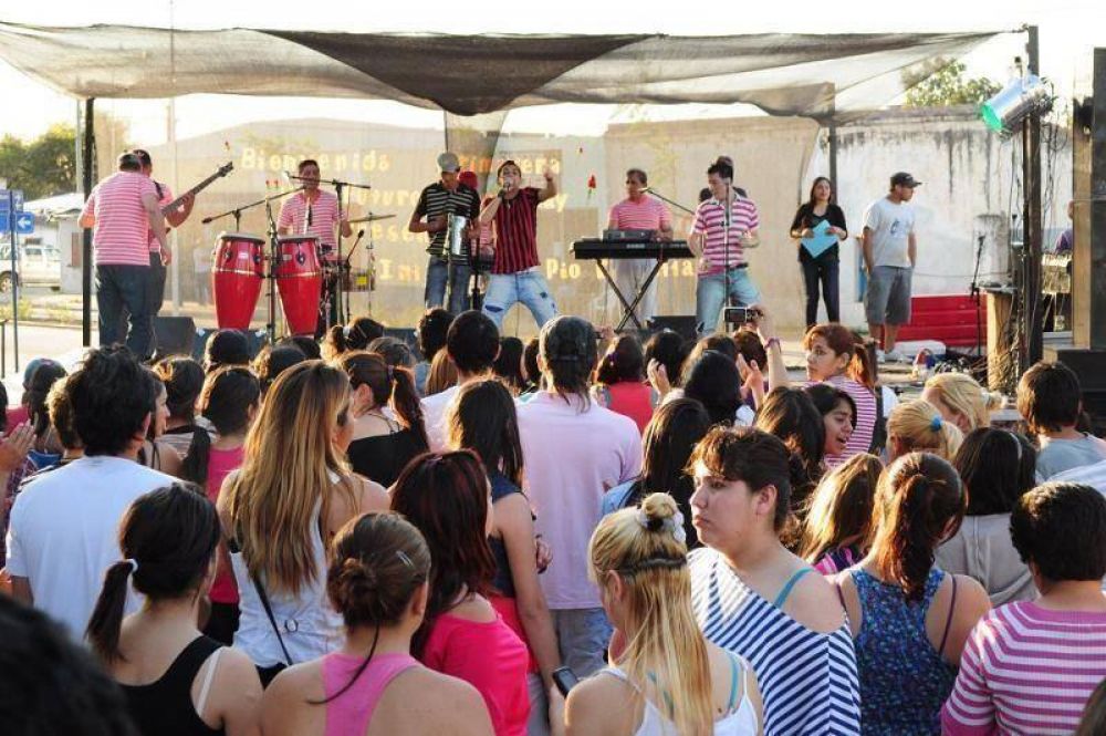 Paula Leguizam�n, reina de los estudiantes en Ica�o