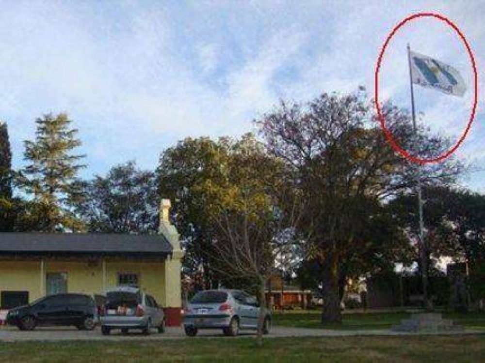 Caviglia dijo que �fue una equivocaci�n izar la bandera� de La C�mpora en una escuela