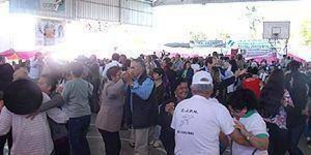  1.400 afiliados del PAMI recibieron la Primavera en el Club G�emes