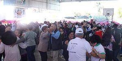  1.400 afiliados del PAMI recibieron la Primavera en el Club G�emes