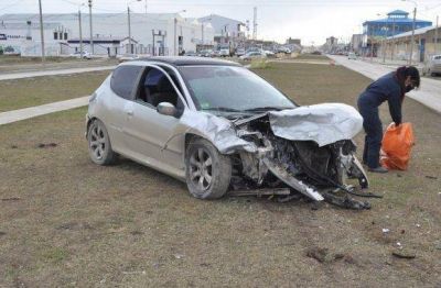 Cuatro personas hospitalizadas en un violento choque