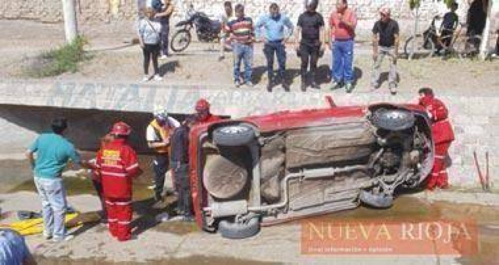  Un muerto en accidente y un auto ca�do en el lecho del R�o Tajamar
