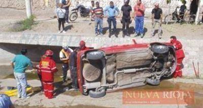  Un muerto en accidente y un auto ca�do en el lecho del R�o Tajamar