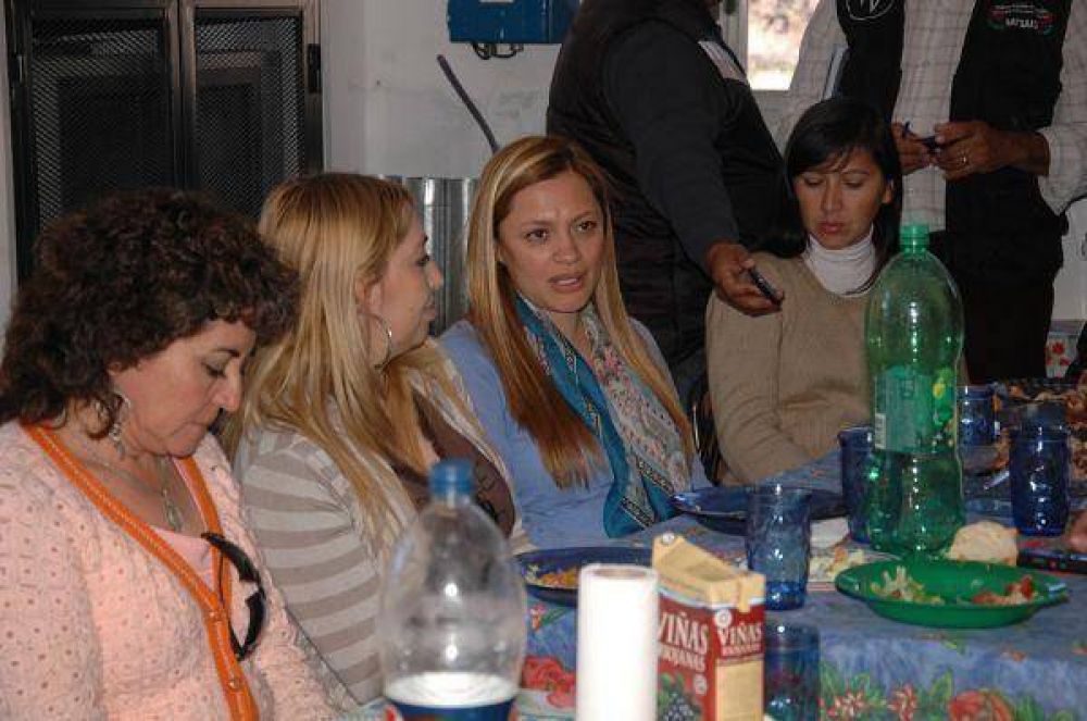Orientan respuestas sociales a escuelas rurales