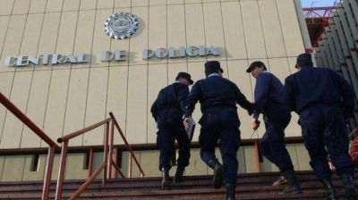 Acusan a polic�as de encubrir a "narcos"