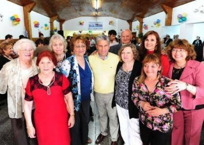 Almuerzo en el Centro de Jubilados Provinciales: El Gobernador celebr� junto a los jubilados su d�a