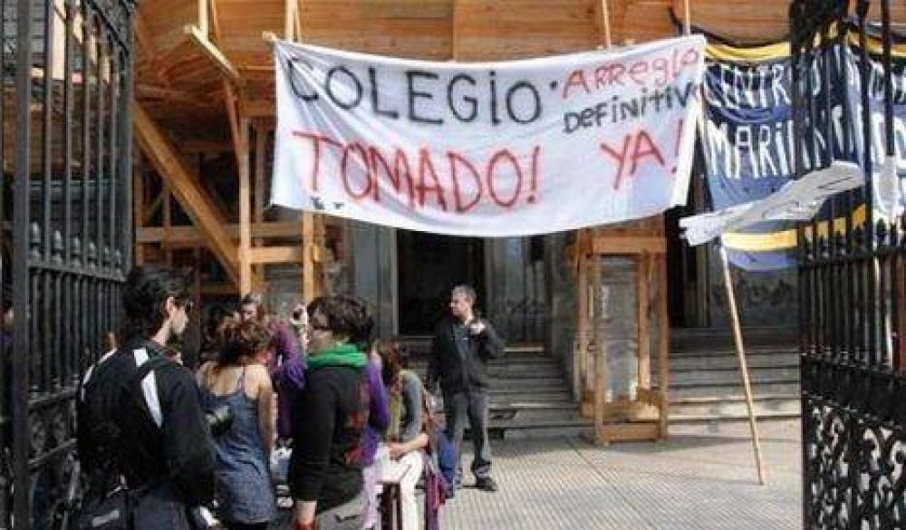 Contin�an las tomas en escuelas