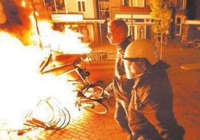 Una fiesta convocada por Facebook termin� con desmanes en Holanda