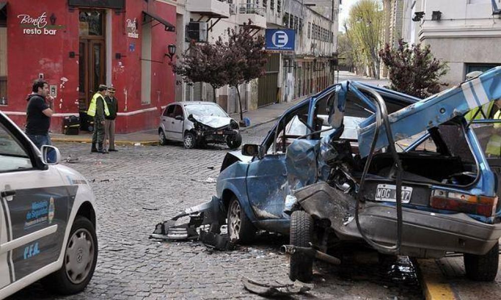  Una mujer y un polic�a, heridos tras una persecuci�n y un choque en Monserrat