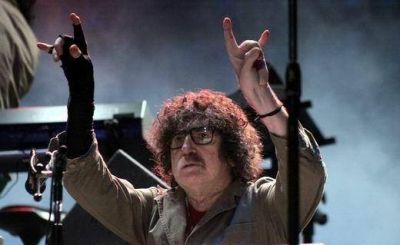 Con Charly, por Cr�nica y TN Digital, De la Sota exhibe el Boleto Educativo al pa�s
