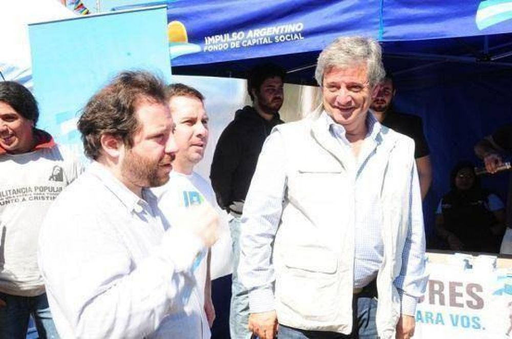 Horacio Gonz�lez y Jos� Ottavis en una jornada solidaria en Ituzaing�