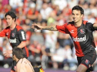 Newell�s gan� un partido dur�simo frente a Col�n y los mira a todos desde arriba