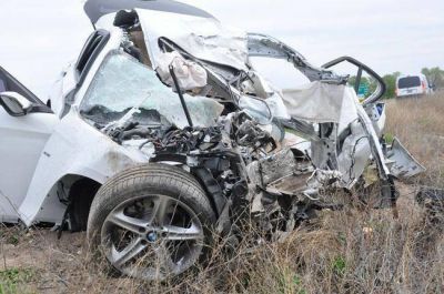 Dos muertos por el choque de un auto y un cami�n en el cruce de las rutas 152 y 143