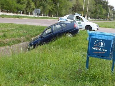 Automotor cay� a canal de desag�e en Ruta 1 y 26