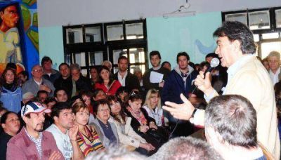 Reuni�n con los vecinos de los barrios en los que se implementar� el �Plan Ah�
