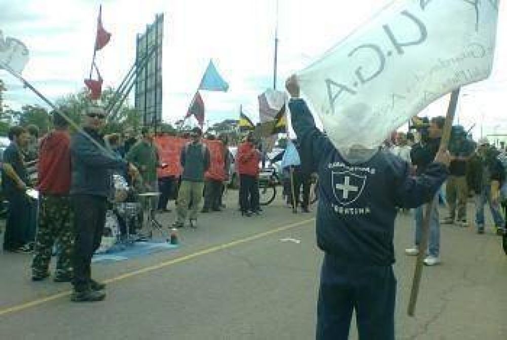 Guardavidas acompa�aron en la caravana, adelantando que cortar�n la ruta