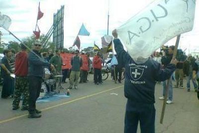 Guardavidas acompa�aron en la caravana, adelantando que cortar�n la ruta