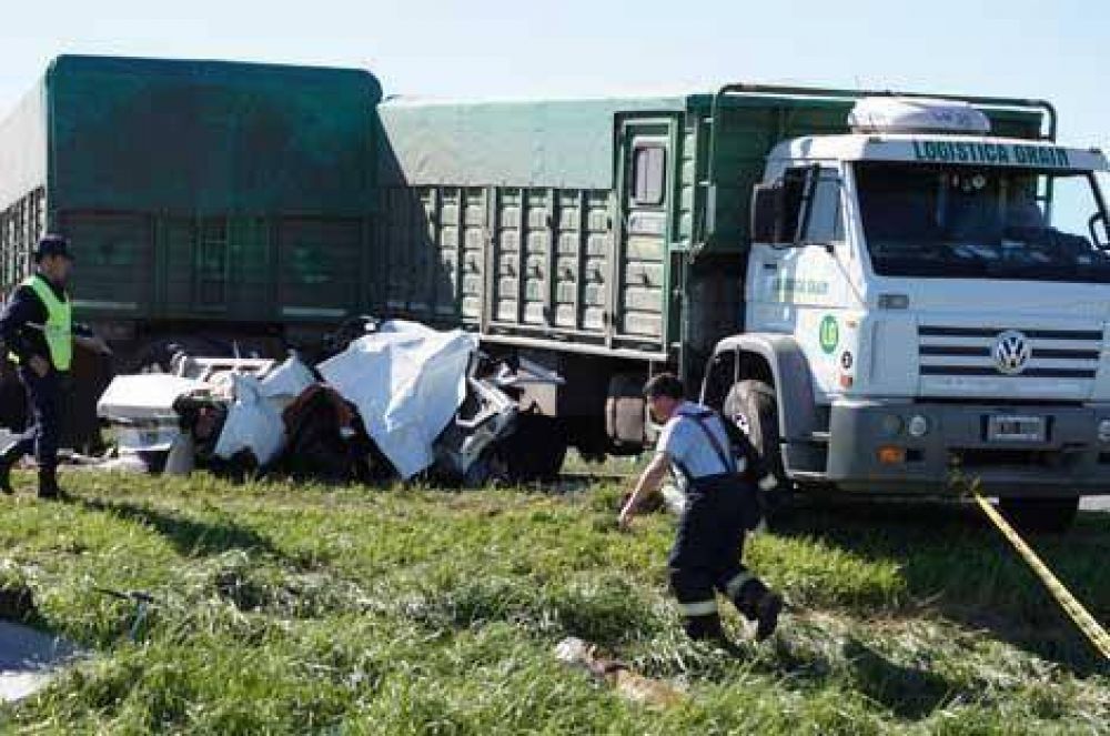 Un muerto y tres heridos graves en un triple choque en Ruta 5 