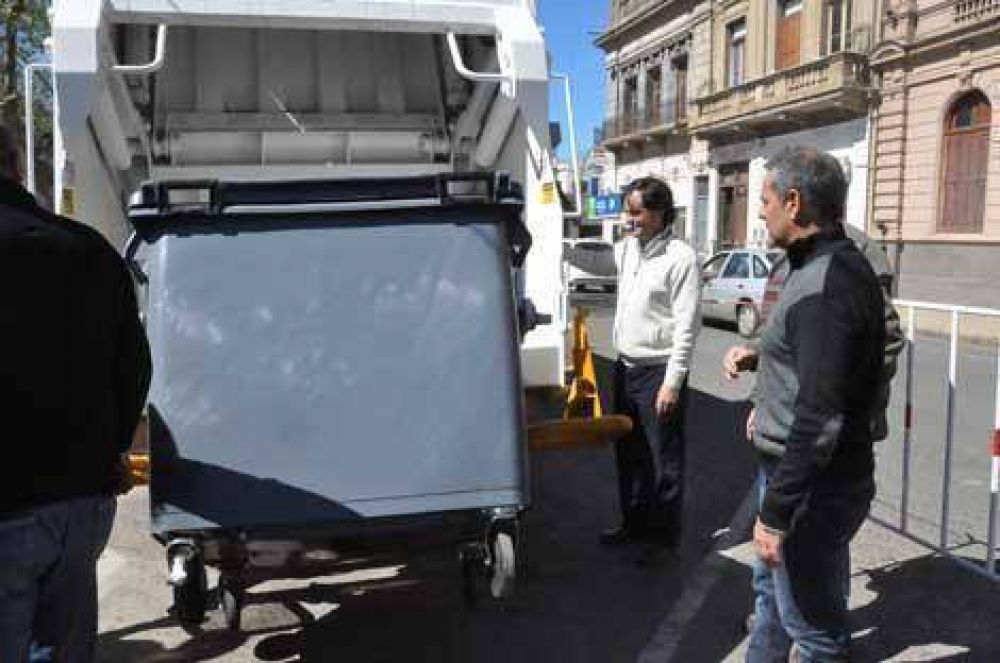Plan Basura 0: Presentaron dos camiones compactadores y nuevos contenedores 