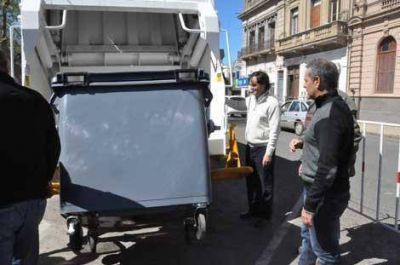 Plan Basura 0: Presentaron dos camiones compactadores y nuevos contenedores 
