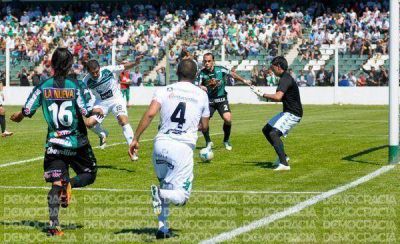 Sarmiento encontr� el gol para resolver un partido clave y complicado ante Chicago