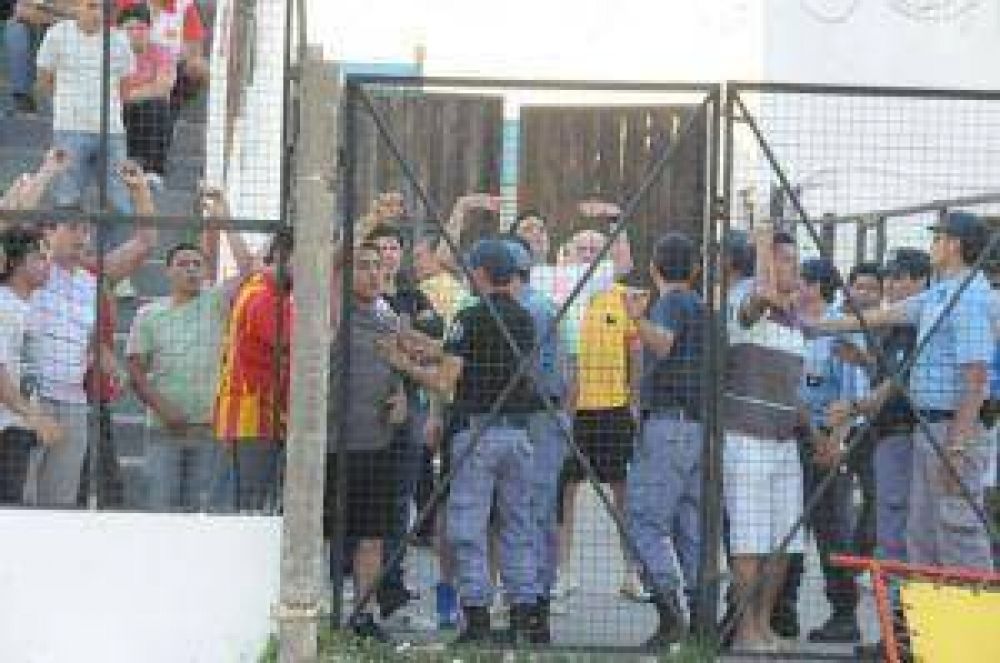 Fontana le ganaba 2 a 0 a Sarmiento y el partido se suspendi� por incidentes