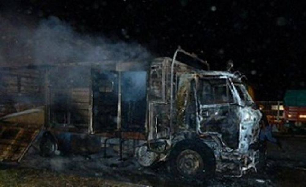 Se incendi� un cami�n que estaba estacionado en la colectora frente al Hiper