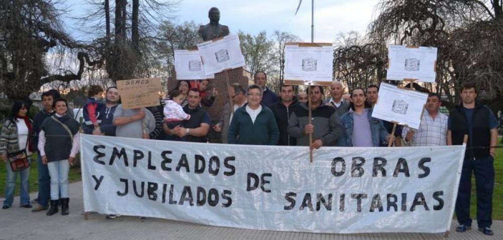 Empleados de Obras Sanitarias reclamaron frente al Municipio