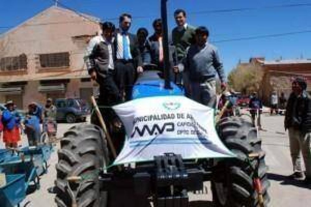 Productores de comunidades de la puna recibieron un tractor