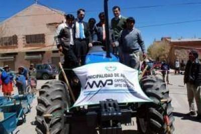 Productores de comunidades de la puna recibieron un tractor