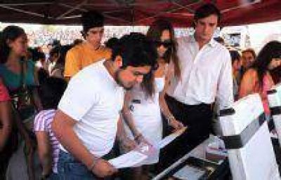 Estudiantes se capacitaron sobre voto electr�nico en Plaza Espa�a