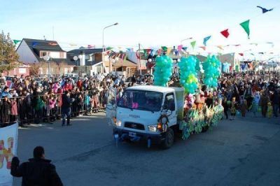 Una multitud disfrut� del Desfile de Primavera por las calles de la ciudad Destacado