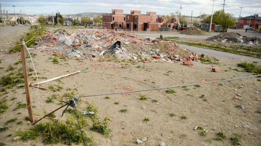 Habitantes del barrio Quirno Costa denuncian la usurpaci�n de un predio