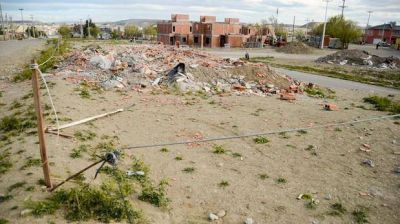 Habitantes del barrio Quirno Costa denuncian la usurpaci�n de un predio