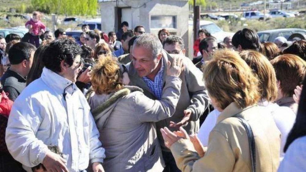 Buzzi entrego viviendas a trabajadores del petr�leo