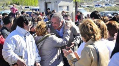 Buzzi entrego viviendas a trabajadores del petr�leo