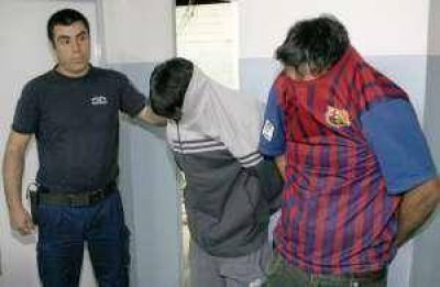 Intentaron robar a un polic�a, lo tirotearon y terminaron baleados