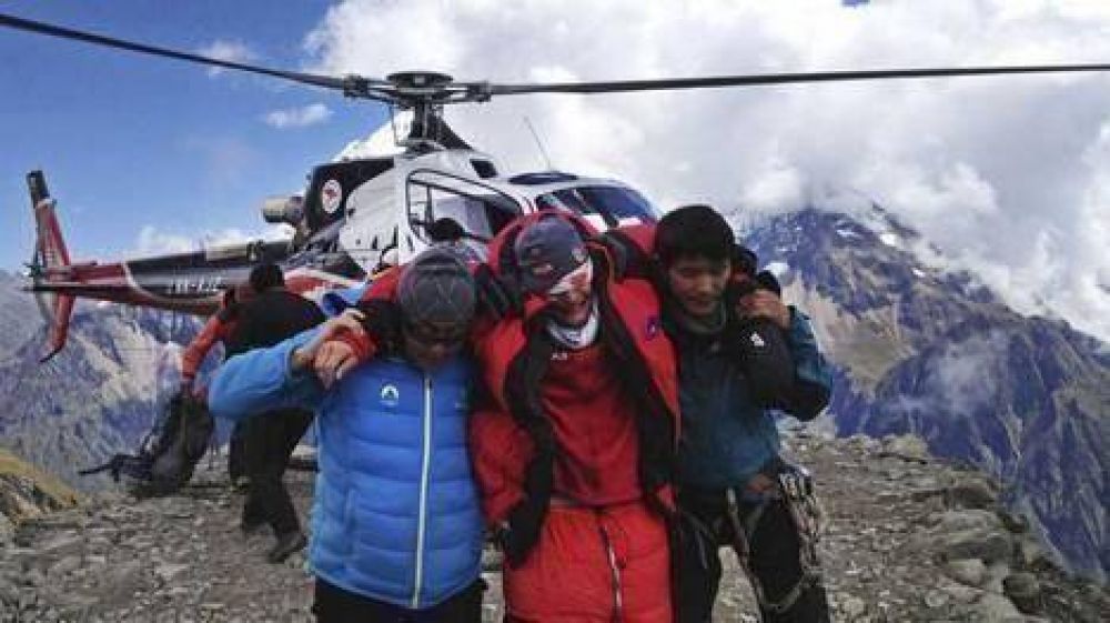 Al menos 10 alpinistas mueren tras una avalancha en Nepal