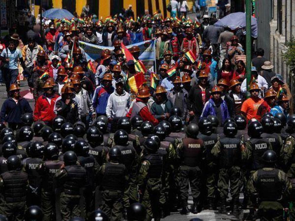 D�a de tensi�n por bloqueos de rutas en Bolivia