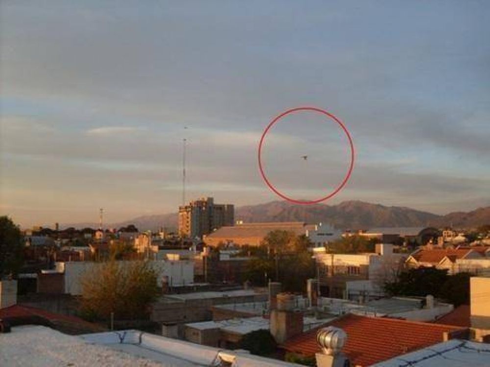 Un ovni cerca de la cancha de Estudiantes