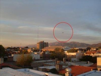 Un ovni cerca de la cancha de Estudiantes