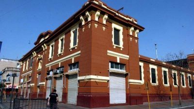 Comercios: mitad abierto, mitad cerrado