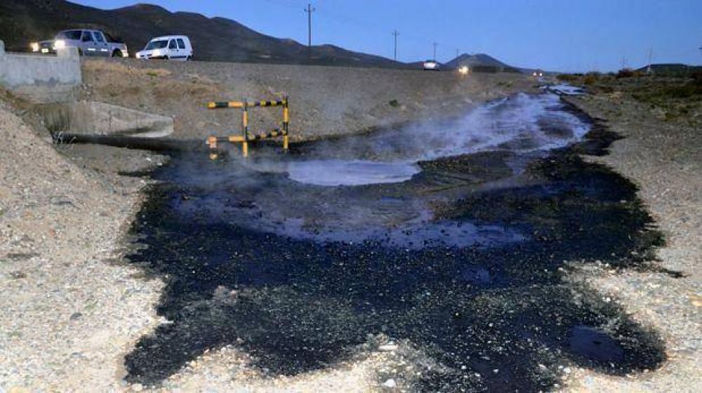 Extenso derrame de agua y petr�leo en cercan�as del barrio de Diadema