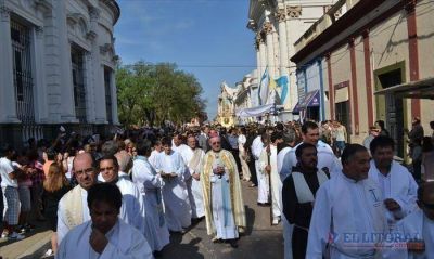 Miles de fieles veneraron a la santa patrona de la ciudad